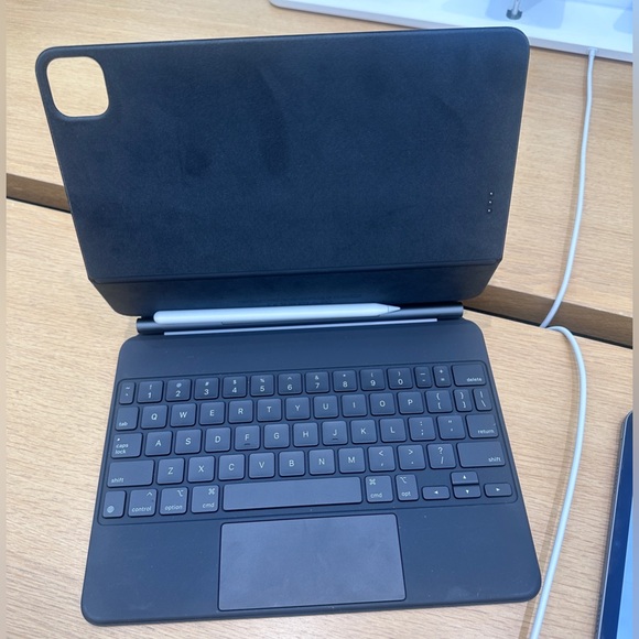 Apple Magic Keyboard for 11" iPad Pro, iPad Air 11" 4th/5th Gen. - Picture 5 of 6